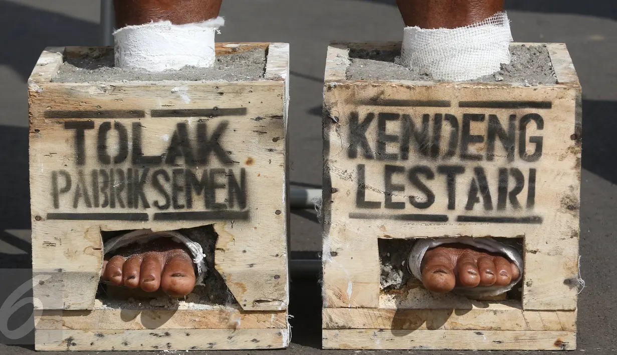 Aksi menyemen kaki di depan Istana Negara, Jakarta, Rabu (15/3). Aksi tersebut sebagai bentuk penolakan berdirinya pabrik semen di Pati. (Liputan6.com/Immanuel Antonius)