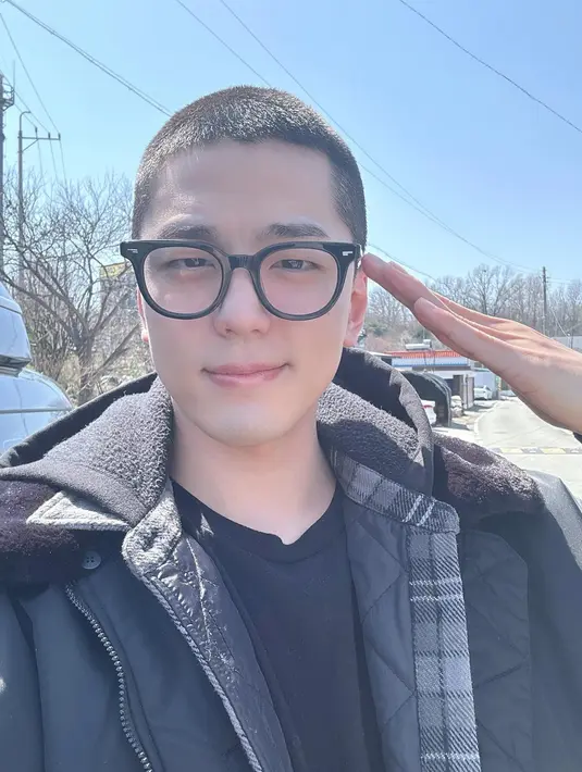 <p>Pada tanggal 20 Maret, Companion Company yang menaungi Kim Min Kyu mengumumkan berita wajib militer Kim Min Kyu melalui fan cafe resminya. (foto: Instagram/ mingue.k)</p>