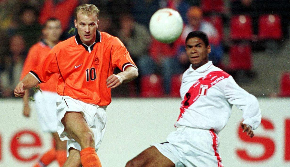Dennis Bergkamp (kiri) berhasil meraih banyak gelar bergengsi seperti Liga Inggris dan Piala FA saat membela Arsenal. Ia juga mampu mempersembahkan banyak trofi ke Ajax dan AC Milan. Namun, Bergkamp tak pernah sekali pun meraih trofi internasional bersama Timnas Belanda. (AFP/ANP)