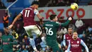 Pemain Aston Villa Ollie Watkins menyundul bola saat melawan Liverpool pada pertandingan sepak bola Liga Inggris di Villa Park, Birmingham, Inggris, 26 Desember 2022. Liverpool mengalahkan Aston Villa dengan skor 3-1. (AP Photo/Rui Vieira)