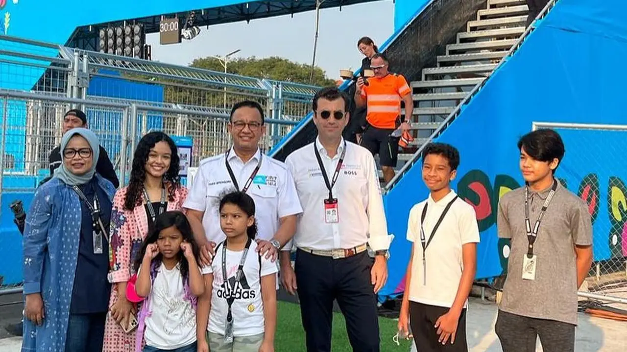 Gubernur DKI Jakarta Anies Baswedan bersama keluarga di sirkuit Formula E (@aniesbaswedan)