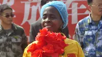 Pasien Ebola, Beatrice Yardolo nampak bahagia kala meninggalkan ruang perawatan di Liberia. (Foto: NY Daily News)