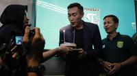 Hansamu Yama mendapat kejutan dari Persebaya pada hari ulang tahun, Rabu (16/1/2019). (Bola.com/Aditya Wany)