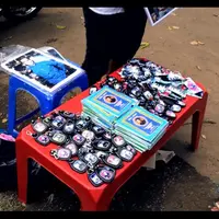 Ketenaran Olga Syahputra membuat banyak orang berziarah ke makamnya. Kedatangan para peziarah ini adalah rezeki bagi para pedagang yang menjual pernak-pernik Olga Syahputra.