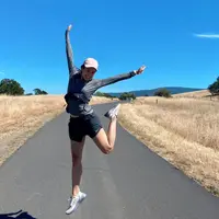 Baju olahraga berbahan jersey dan celana training pendek adalah kombinasi yang tepat untuk olahraga outdoor. (instagram/maudyayunda)