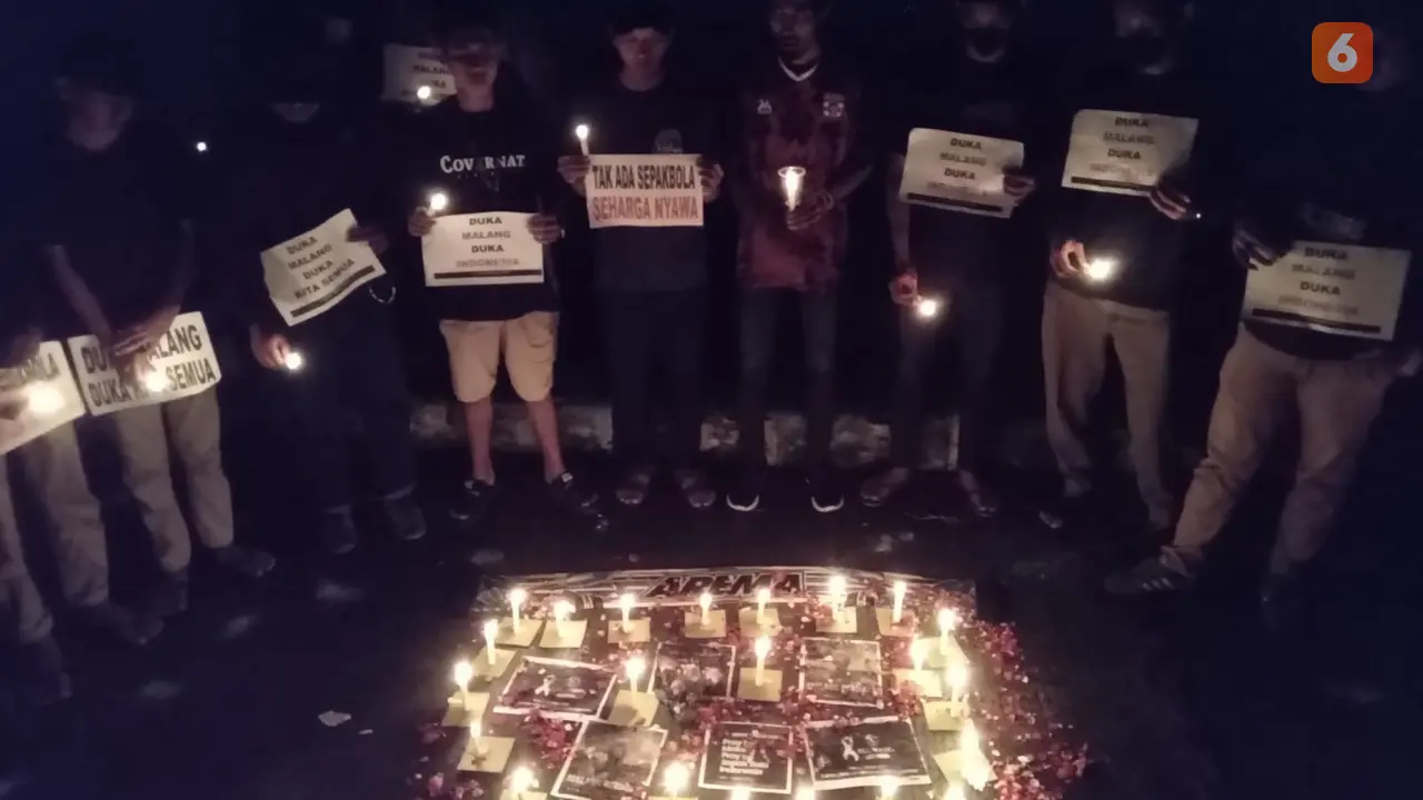 Gabungan Suporter sepak bola di Banyuwangi menggelar doa bersama di Pelabuhan Muncar untuk korban tragedi Kanjuruhan (Hermawan Arifianto/Liputan6.com)