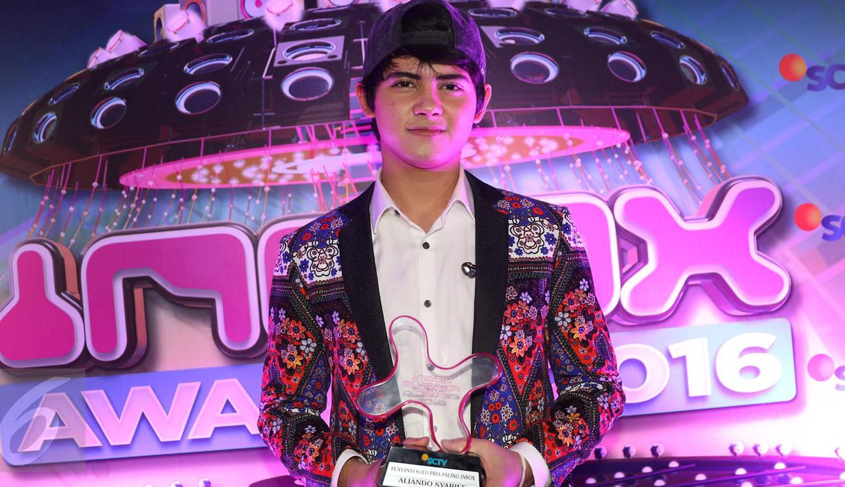 Aliando Syarief meraih gelar Penyanyi Solo Pria Paling inBox pada ajang inBox Awards 2016 di Studio 6 Emtek City, Jakarta, Rabu (19/10). Aliando berhasil menyingkirkan penyanyi-penyanyi besar, seperti Afgan dan Cakra Khan. (Liputan6.com/Immanuel Antonius)