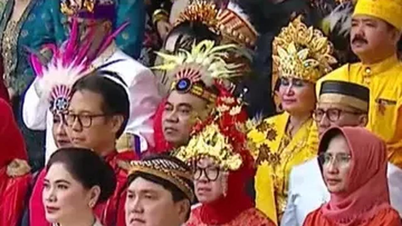 VIDEO: Pak Bas Bergaya Main Drum Saat Disorot Kamera Bikin Riuh Tamu di Istana