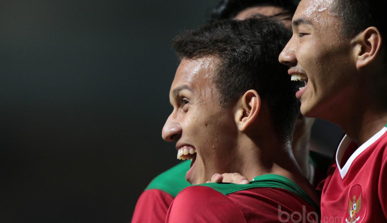 Pemain Timnas Indonesia U-19, Egy Maulana (kiri) merayakan golnya ke gawang Espanyol B pada laga persahabatan di Stadion GBLA, Bandung, (15/7/2017). Timnas U-19 kalah 2-4. (Bola.com/Nicklas Hanoatubun)