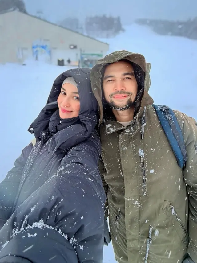 Shireen Sungkar ke Jepang Hanya Berdua Tengku Wisnu pakai baju hangat. [@shireensungkar]