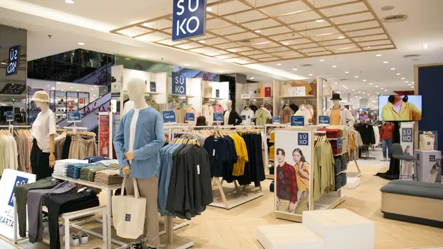 Foto koleksi terbaru Matahari SUKO di etalase