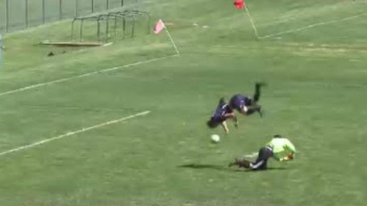 Pesepak bola kampus Amerika Serikat salto demi menghindari adangan lawan