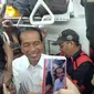 Foto Presiden Joko Widodo atau Jokowi naik commuter line beredar di media sosial. (Istimewa)