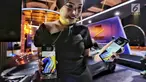 Model menunjukan produk Samsung Galaxy Note 9 dalam launching Samsung Galaxy Note 9 di Jakarta, Kamis (23/8). (Liputan6.com/Faizal Fanani)