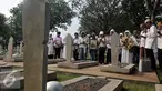 Warga Kompleks Zeni Mampang melakukan ziarah di TMP Kalibata, Jakarta, Minggu, (1/11/2015). Mereka akan membongkar makam keluarga mereka di TMP jika pemerintah melakukan penggusuran terhadap rumah mereka. (Liputan6.com/Johan Tallo)