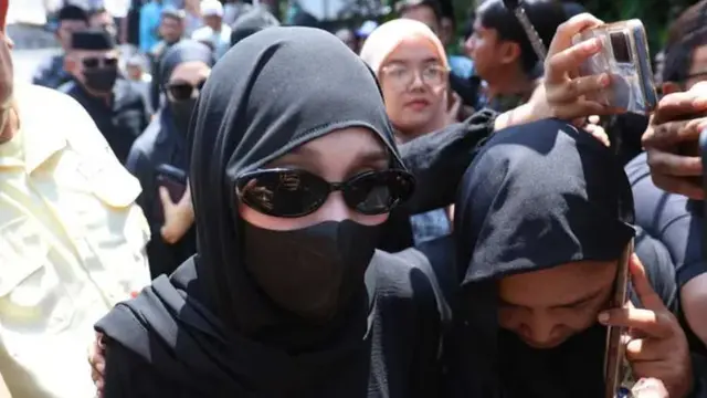 Ayu Ting Ting Melawat ke Rumah Duka Mpok Alpa (Foto: Kapanlagi.com/Budy Santoso)