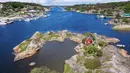 Private Island di Norwegia tawarkan pengalaman berlibur di satu pulau bersama orang tersayang. Pengalaman lengkap, mulai dari pulau, rumah, hingga kapal, bisa dinikmati di sini.