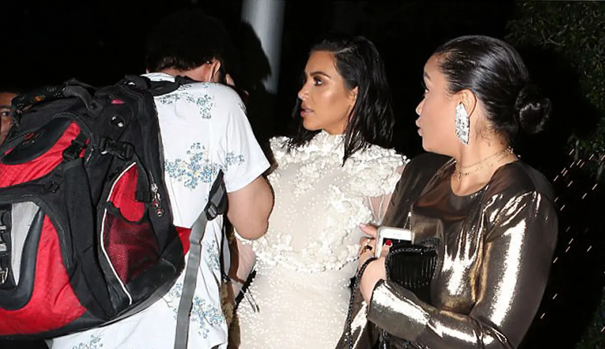 Pasca mengalami perampokan di Paris, Kim sempat menenagkan diri dengan tidak berkegiatan di dunia maya maupun dunia nyata. Ia hanya sekedar berada di kediamannya bersama keluarga. (doc.dailymail.com)