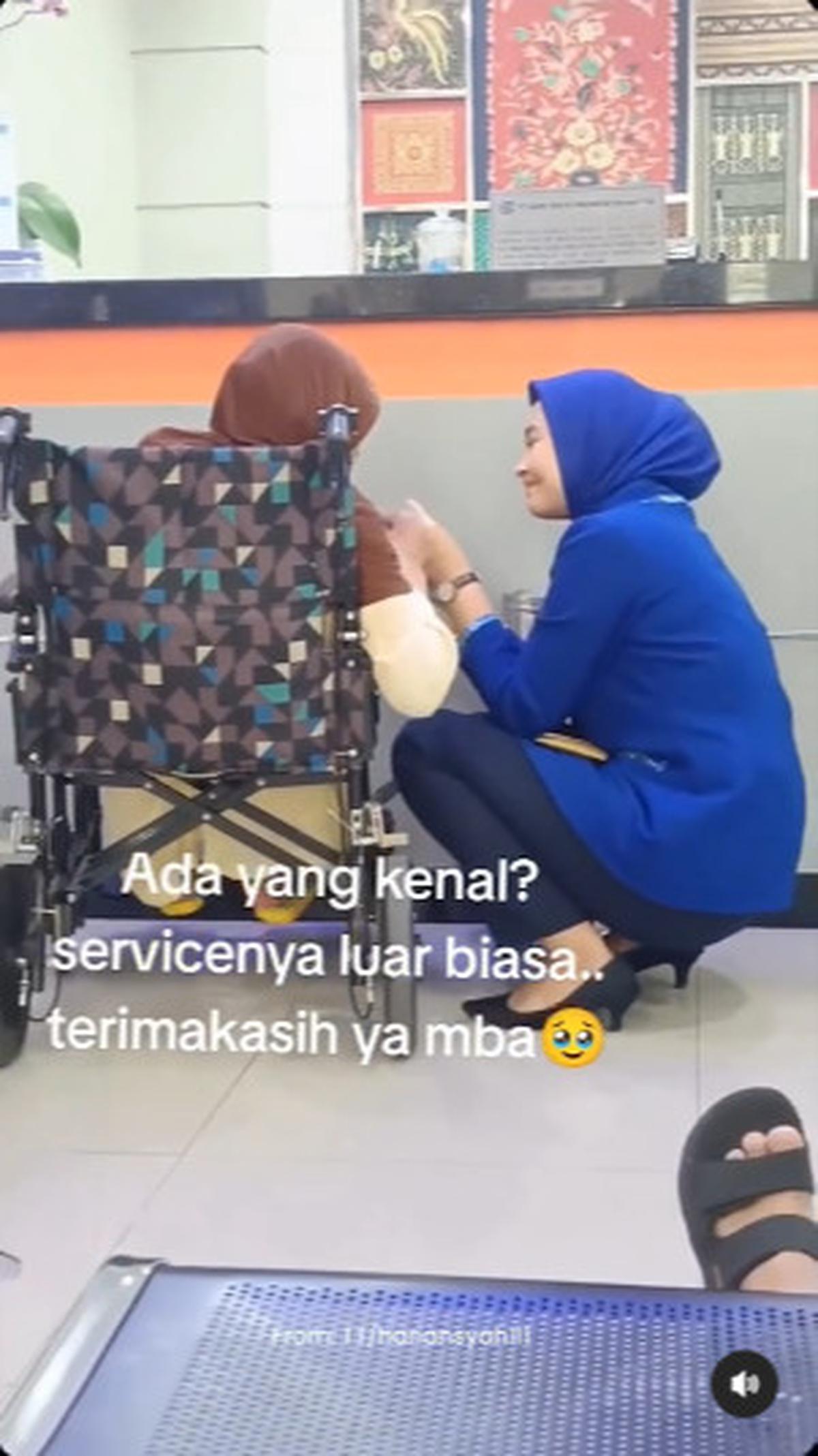 Sosok Teller Bank Layani Lansia Penuh Sopan