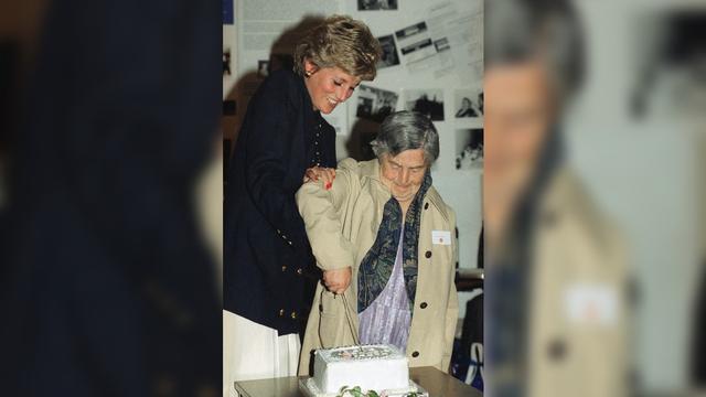 Foto ini diambil saat Putri Diana membantu seorang wanita tua bernama Elsie Blower untuk memotong kue ulang tahunnya. Saat itu adalah hari jadi Blower yang ke-82 tahun. Blower adalah satu dari sekian banyak 'homeless' di London (AFP)