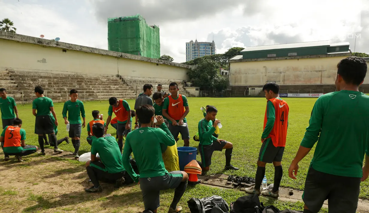 Timnas Indonesia U-19 beristirahat saat latihan di Stadion Padonmar, Yangon, Jumat (9/9). Dalam sesi latihan, skuad Garuda Nusantara digenjot untuk transisi pemain dan melepas tembakan jarak jauh. (Liputan6.com/Yoppy Renato)