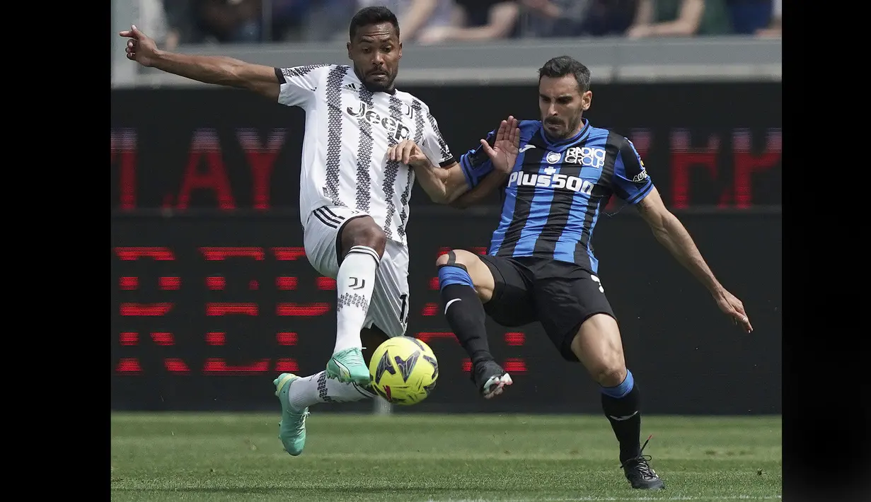 Pemain Atalanta, Davide Zappacosta (kanan), berebut bola dengan pemain Juventus, Alex Sandro, dalam pertandingan lanjutan pekan ke-34 Liga Italia 2022/2023 yang berlangsung di Gewiss Stadium, Minggu (7/5/2023). (AP/LaPresse/Spada)