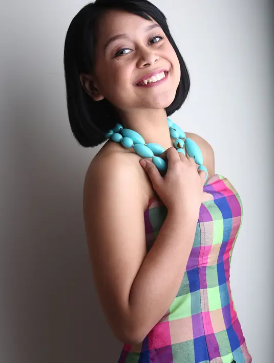 Di atas panggung, penampilannya glamor. Tapi di sekolah, ia sosok yang sangat sederhana. Hal itu terungkap saat foto selfie dirinya mengenakan seragam sekolah dengan kerudung putih menutupi kepalanya. (Galih W Satria/Bintang.com)