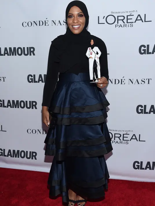 Pemain anggar AS, Ibtihaj Muhammad memegang boneka barbie berhijab saat Glamour Women of The Year Awards 2017 di New York, Senin (13/11). Boneka itu untuk menghormati para perempuan yang tak gentar mendobrak batasan. (Evan Agostini/Invision/AP)