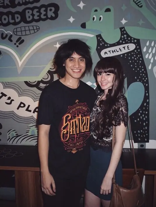  Musisi tampan, Kevin Aprilio bersama sang pacar Naomi Lee tersenyum saat difoto. (instagram.com/naomisquirrel)