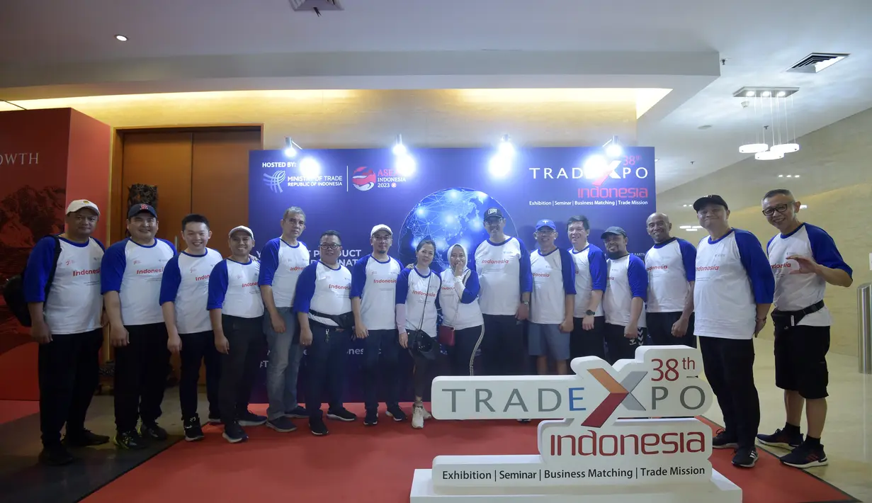 Sejumlah peserta berfoto bersama saat acara jalan santai bersama pemangku kepentingan bidang perdagangan berjangka komoditi dengan tema “Kolaborasi Bersama Negeri Menuju Indonesia Maju” yang berlangsung di Kantor Kementerian Perdagangan, Jakarta, Minggu (30 Juli). (Foto: Dok Kementerian Perdagangan)