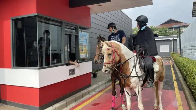 6 Potret Orang Naik Kuda Ini Anti-mainstream Banget, Curi Perhatian