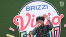 Aksi panggung penyanyi Kunto Aji pada acara  BRIZZI Vidio Fair 2017 di The Space Senayan City, Jakarta, Sabtu (9/12). Di BRIZZI Vidio Fair, Kunto Aji menghibur para penggemarnya dengan membawakan 8 lagu. (Liputan6.com/Herman Zakharia)