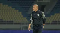 Pelatih Timnas Indonesia U-16, Nova Arianto, saat mendampingi anak asuhnya dalam pertandingan uji coba melawan SKO Ragunan di Stadion Manahan, Solo, Rabu (12/6/2024). (Bola.com/Radifa Arsa)