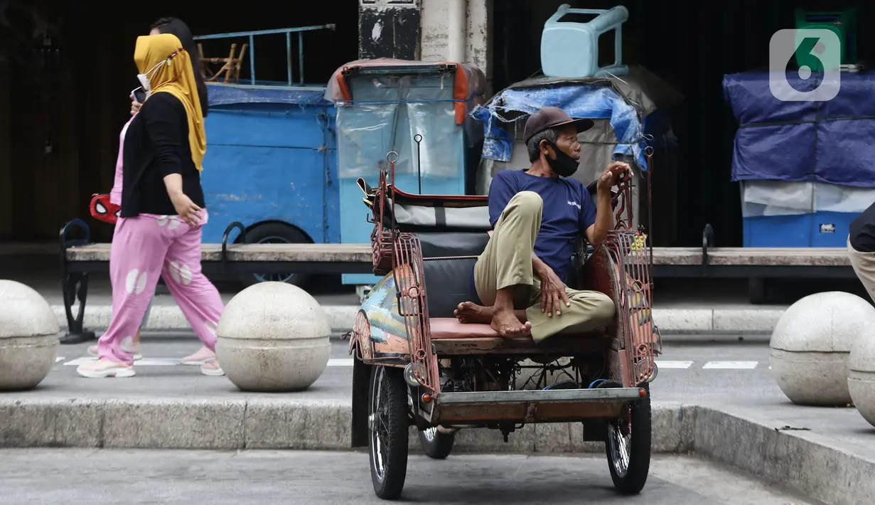 Tukang becak menunggu penumpang di kawasan Jalan Malioboro, Yogyakarta, Minggu (10/10/2021). Wisatawan yang berkunjung di kawasan wisata Yogyakarta wajib mematuhi dan menerapkan protokol kesehatan karena Daerah Istimewa Yogyakarta masih berstatus PPKM level 3. (Liputan6.com/Helmi Fithriansyah)