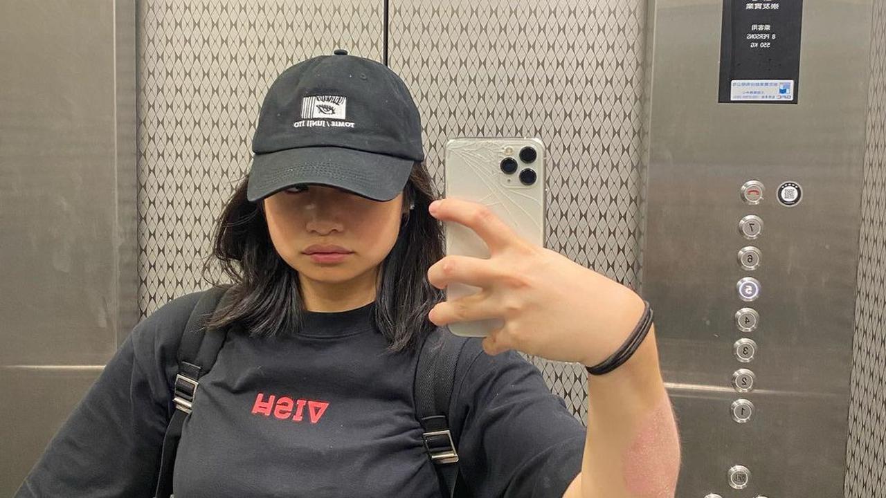 Menurut Uli, Kasad malu memperlihatkan Bintang 4 di pundaknya saat mengantar sang putri di Bandara. Sebab, momen itu di luar tugas dinas sang jenderal. Kasad pun langsung meminjam sweatshirt milik Faye. <br>