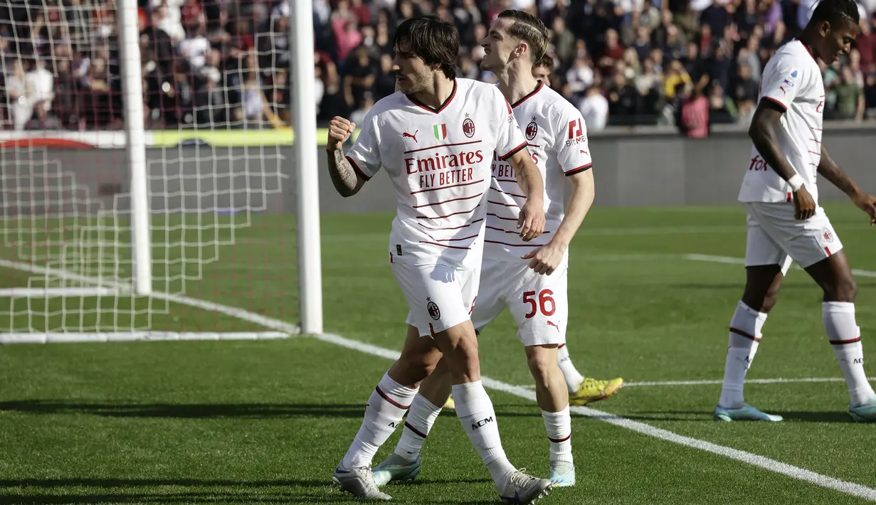 <p>Gelandang AC Milan, Sandro Tonali berselebrasi usai mencetak gol ke gawang Salernitana selama pertandingan lanjutan Liga Serie A Italia di stadion Arechi di Salerno, Italia, Rabu (4/1/2023). Tambahan tiga angka belum membuat Milan beranjak dari posisi dua klasemen dengan 36 poin dari 16 pertandingan. (Alessandro Garofalo/LaPresse via AP)</p>