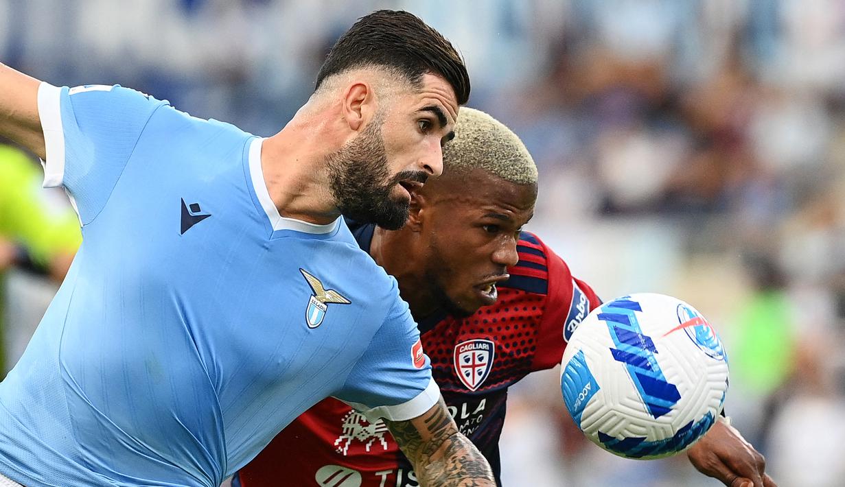 Elseid Hysaj. Bek kanan yang telah berpengalaman di Liga Italia ini memulai kariernya bersama Empoli selama 4 musim mulai 2011/2012 hingga 2014/2015. Setelah itu ia menjadi skuat utama Napoli selama 6 musim hingga 2020/2021. Mulai musim ini ia hijrah ke Lazio. (AFP/Vincenzo Pinto)