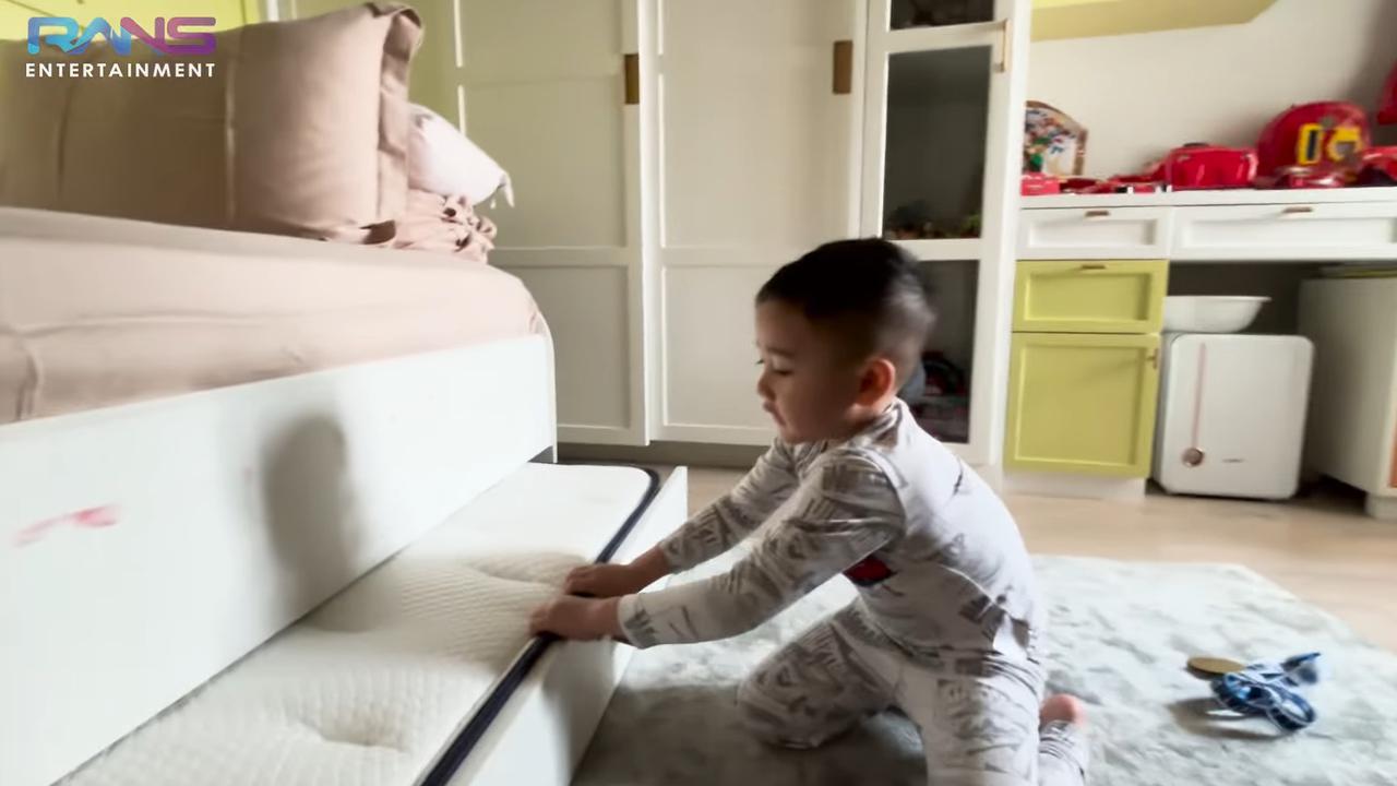 5 Potret Rayyanza Room Tour Kamar Pribadi Penuh Mainan, Kini Ditempati Baby Lily - Dilengkapi Kasur Tersembunyi