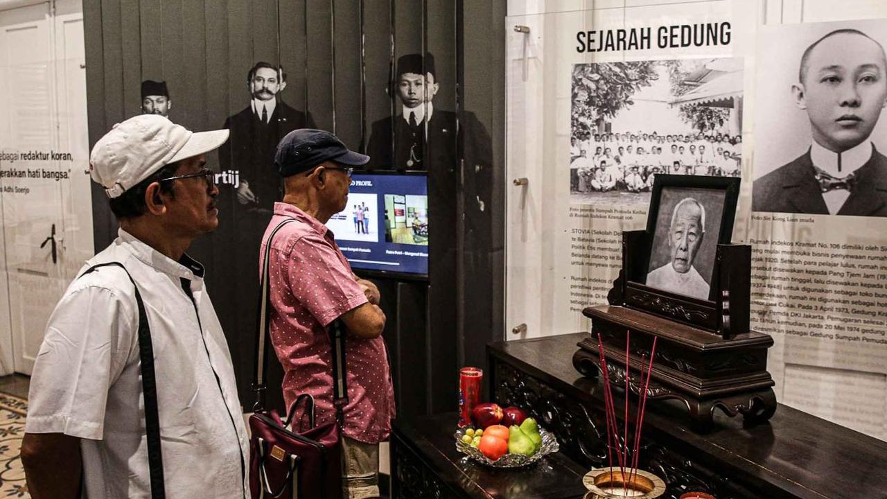 Lalu apa saja yang bisa kita lihat di museum ini? Ada beberapa benda bersejarah yang punya kisah sejarah tersendiri.&nbsp;Misalnya saja koleksi biola W.R. Supratman.