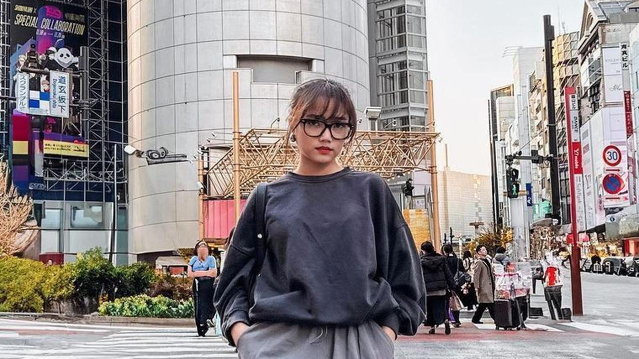 Celana Warna Abu-abu yang Terkesan Netral untuk Berbagai Acara