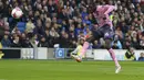 <p>Gelandang Everton, Abdoulaye Doucoure saat mencetak gol ke gawang Brighton and Hove Albion selama pertandingan lanjutan Liga Inggris di AMEX, di Brighton, Inggris, Senin, 8 Mei 2023. (Adam Davy/PA via AP)</p>