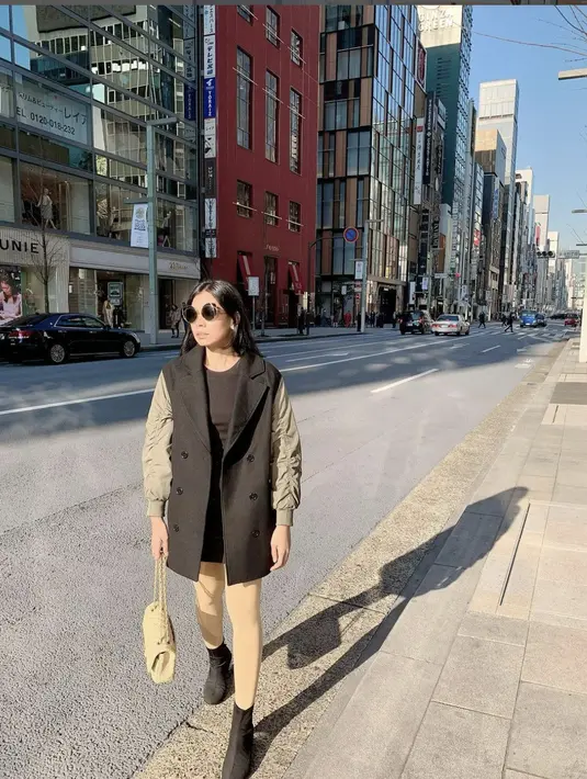 Oversized blazer juga mampu hadirkan gaya edgy pada tampilan. Ia memadukannua dengan celana pendek dan boots untuk kesempurnaan gaya yang optimal.  [Foto: Instagram/ Putri Hasibuan]