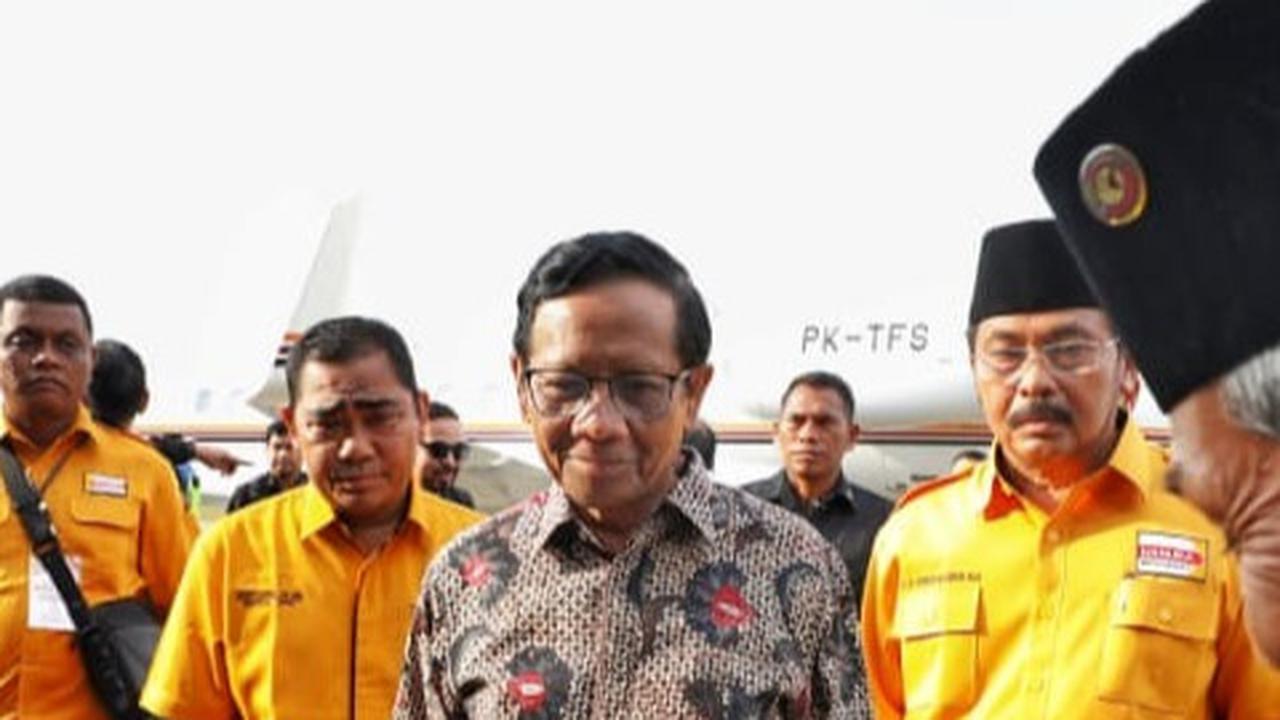Disematkan Tanjak, Mahfud MD Diterima jadi Keluarga Besar Masyarakat Adat Melayu Kepri