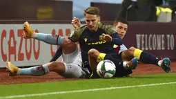 Pemain Stoke City Nick Powell (kiri) dan pemain Aston Villa Frederic Guilbert berebut bola pada pertandingan putaran keempat Piala Liga di Stadion Villa Park, Birmingham, Inggris, Kamis (1/10/2020). Stoke City mengalahkan Aston Villa 1-0. (AP Photo/Rui Vieira, Pool)