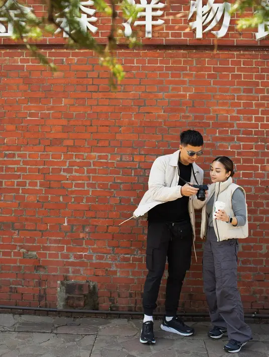 Potret stylish keduanya tampil bak candid saat berlibur. Nikita dan Indra kompak hadirkan street style look yang penuh pesona. [Foto: Instagram/nikitawillyofficial94]