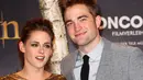 Robert Pattinson membuktikan dirinya sudah move on dari FKA twigs usai berciuman dengan Suki Waterhouse. Ternyata hal itu membuat Kristen Stewart terkejut. (Girlfriend Magazine)