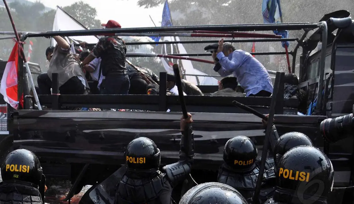 Para pendukung Prabowo yang berada di atas mobil berhasil dipukul mundur oleh aparat, Jakarta, Kamis (21/8/2014) (Liputan6.com/Miftahul Hayat) 