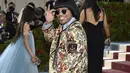 <p>Penyanyi rap asal Amerika Anderson Paak atau Anderson .Paak menghadiri acara Met Gala 2022 di The Metropolitan Museum of Art di New York City pada 2 Mei 2022. Anderson Paak mengenakan jas berwarna kuning dengan motif floral berpadu kemeja biru muda, dasi hitam, celana panjang hitam model cutbray dan kacamata hitam. (Evan Agostini/Invision/AP)</p>