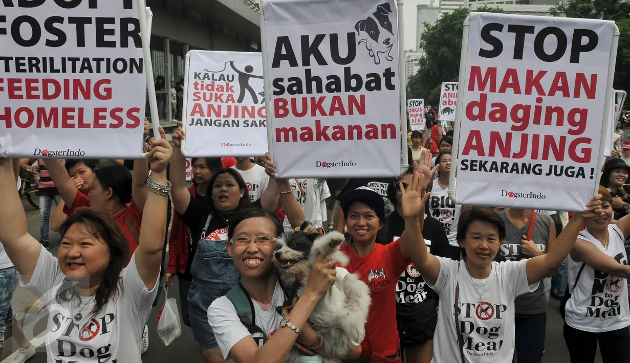 Komunitas pecinta anjing menggelar aksi di Bundaran HI, Jakarta, Minggu (13/12/2015). Dalam aksinya, mereka meminta semua pihak untuk tidak menelantarkan anjing dan menghentikan tradisi makan daging anjing. (Liputan6.com/Johan Tallo)