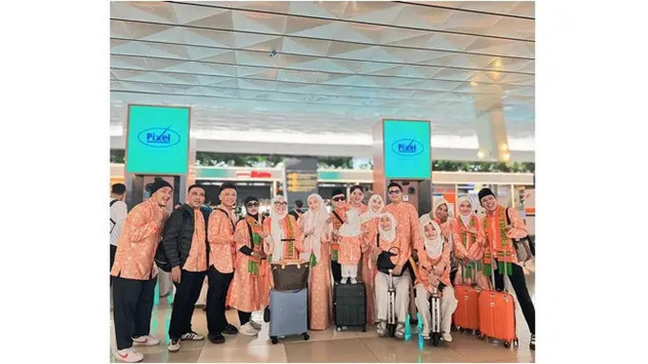 Seragam Umrah Ayu Ting Ting Sekeluarga Ternyata Rancangan Desainer Indonesia